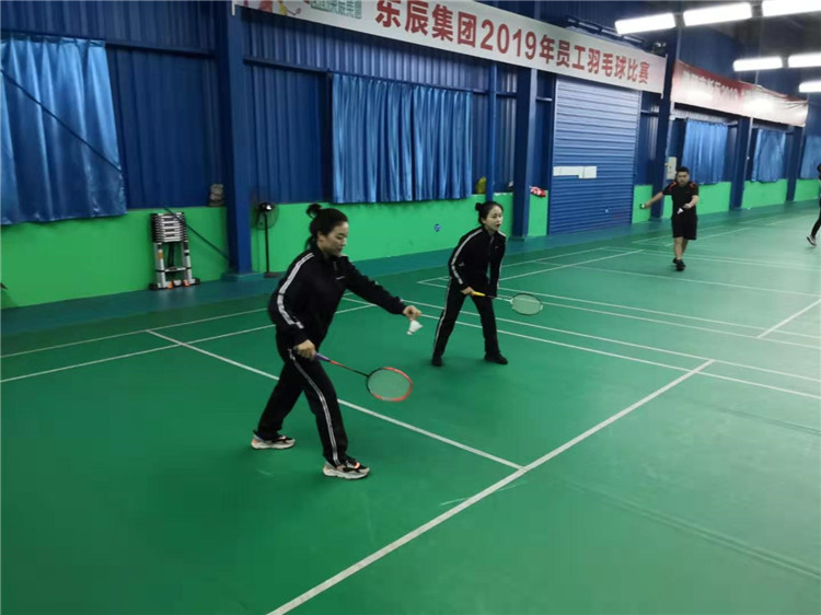 東辰集團(tuán)2019年員工羽毛球比賽隊(duì)員們奮力拼搏